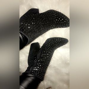 Vince Camuto size 9.5 detailed boots